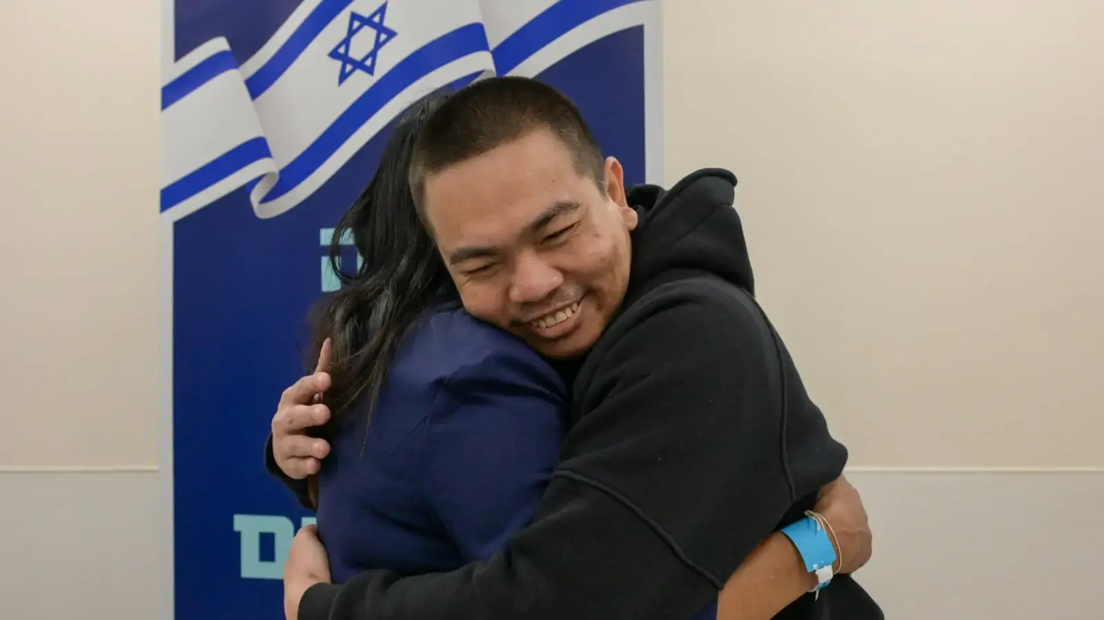 משפחות החטופים השבים התאילנדים הגיעו לישראל לפגוש את יקיריהם משפחות החטופים השבים התאילנדים הגיעו לישראל לפגוש את יקיריהם
