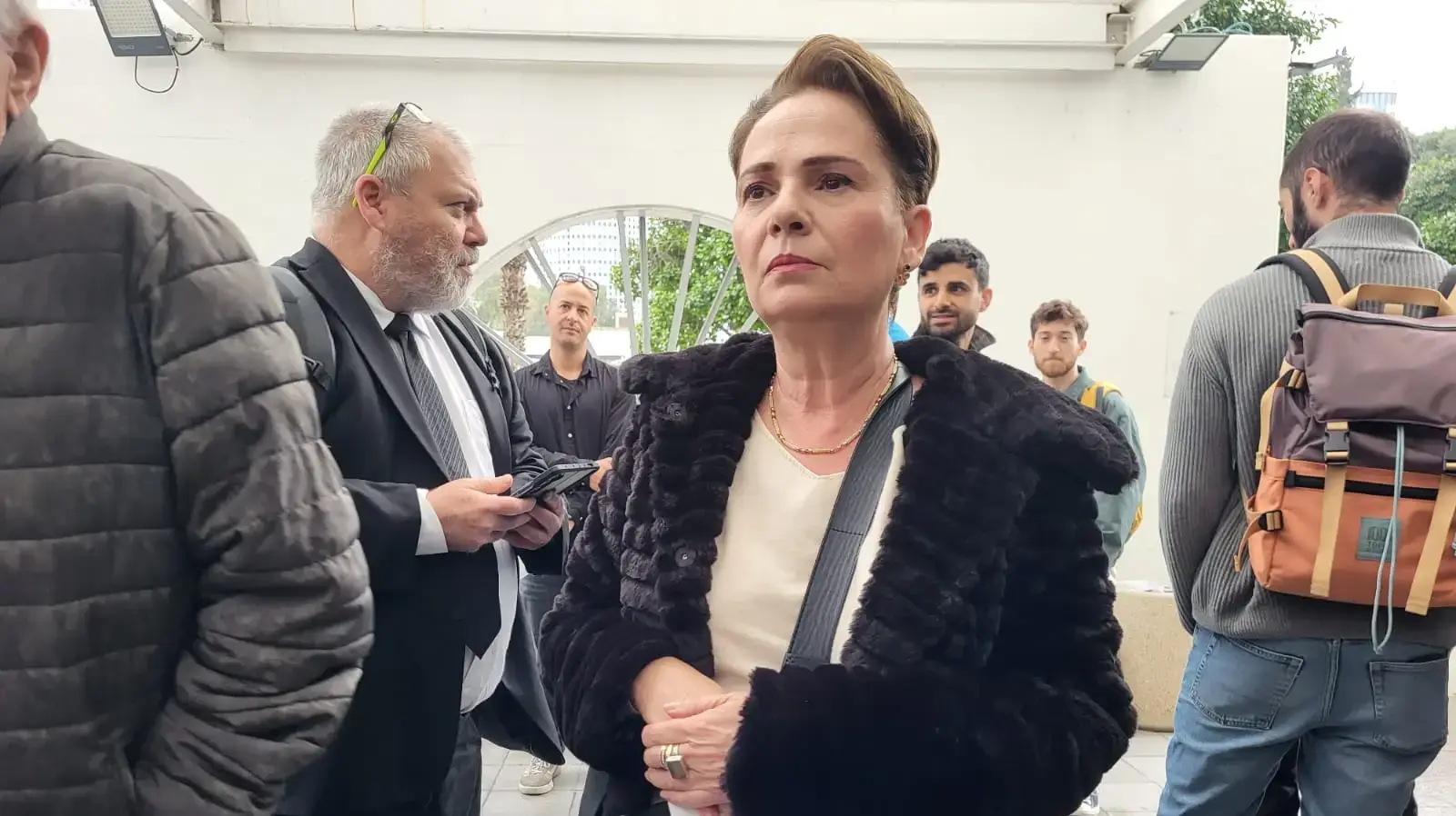 אורית קמחי אמא של כליל בהפגנה מול בניין הפרקליטות עקב אישור גזר הדין באסון הבולען שבו נהרג כליל קמחי, תל אביב ,5 בפבואר 2025 אורית קמחי אמא של כליל בהפגנה מול בניין הפרקליטות עקב אישור גזר הדין באסון הבולען שבו נהרג כליל קמחי, תל אביב ,5 בפבואר 2025