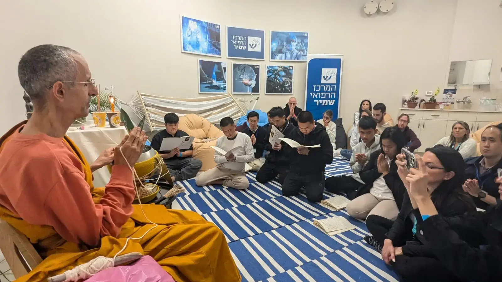 נזיר בודהיסטי פגש שבים התאילנדים ובני משפחותיהם ועשה איתם טקס רוחני ,
ביה"ח אסף הרופא , 5 בפבואר 2025
נזיר בודהיסטי פגש שבים התאילנדים ובני משפחותיהם ועשה איתם טקס רוחני ,
ביה"ח אסף הרופא , 5 בפבואר 2025