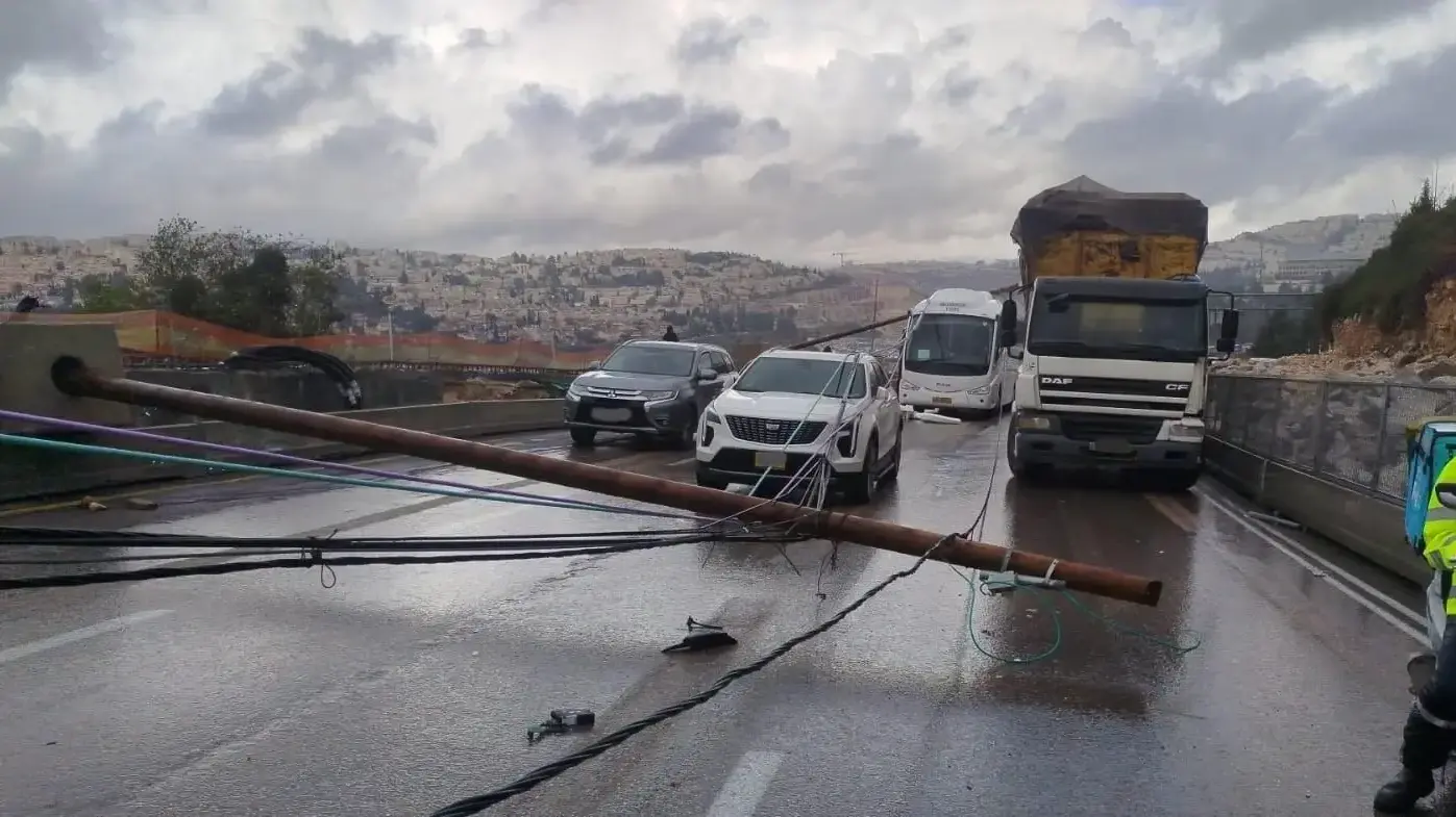 עמודים קרסו בכביש בגין בירושלים