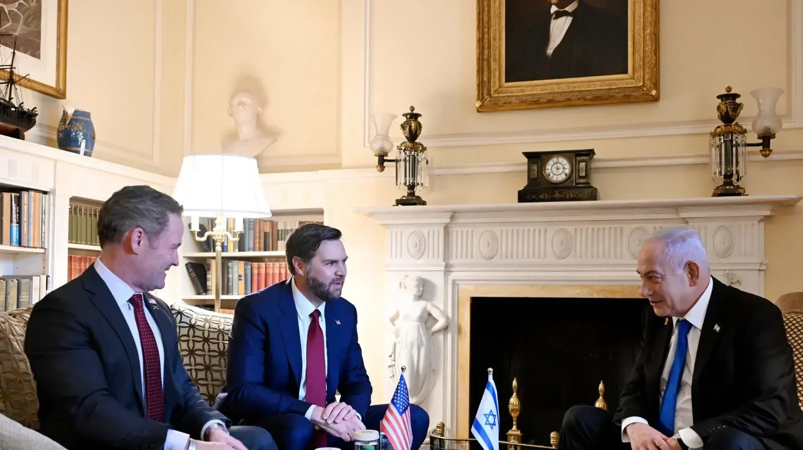 ראש הממשלה בנימין נתניהו עם סגן נשיא ארה"ב, ג'יי. די. ואנס ועם היועץ לביטחון לאומי של ארה"ב, מייק וולץ