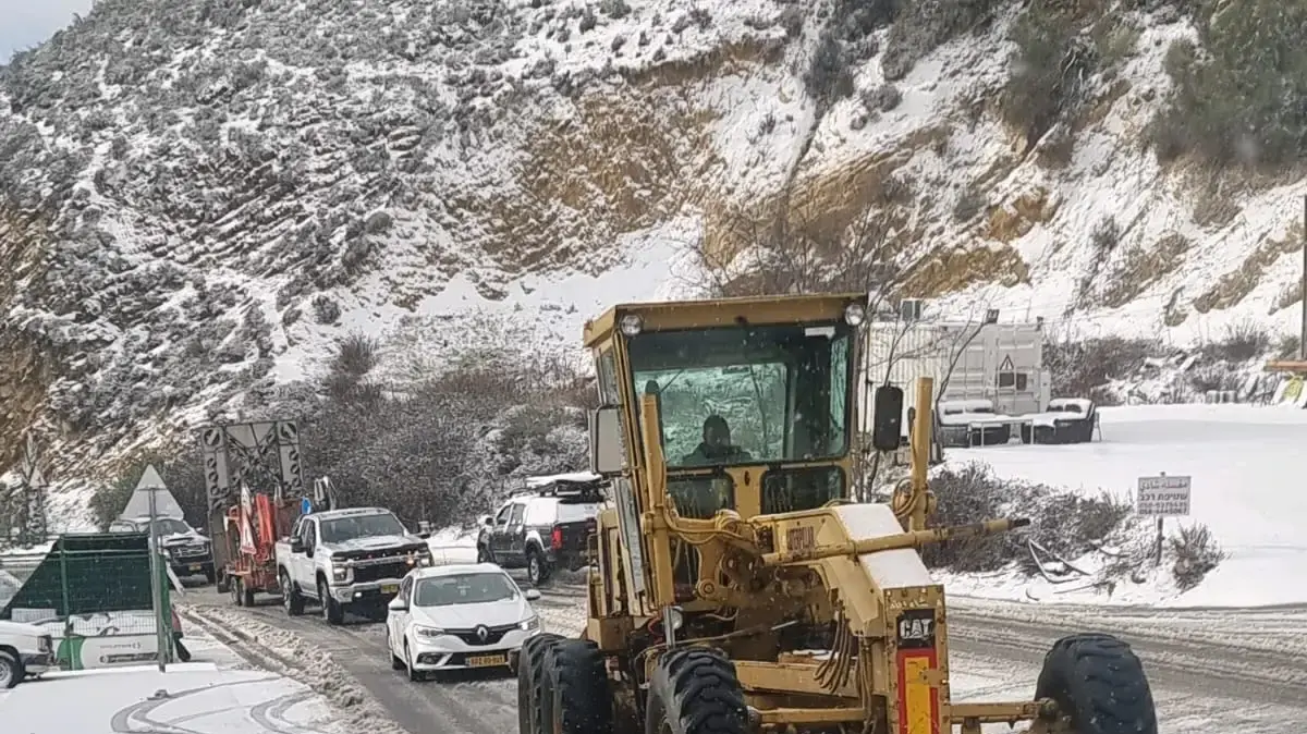 פינוי הכבישים מהצטברות שלג פינוי הכבישים מהצטברות שלג