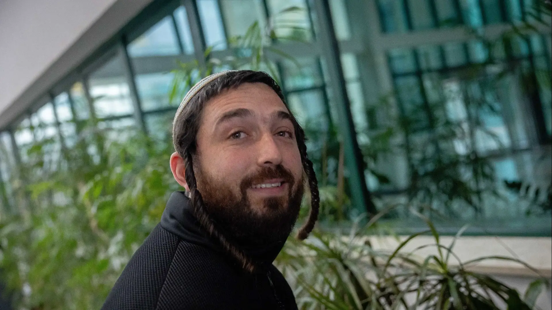 צבי סוכות מגיע למתן עדות, מח"ש, 6 בפברואר 2025 צבי סוכות מגיע למתן עדות, מח"ש, 6 בפברואר 2025