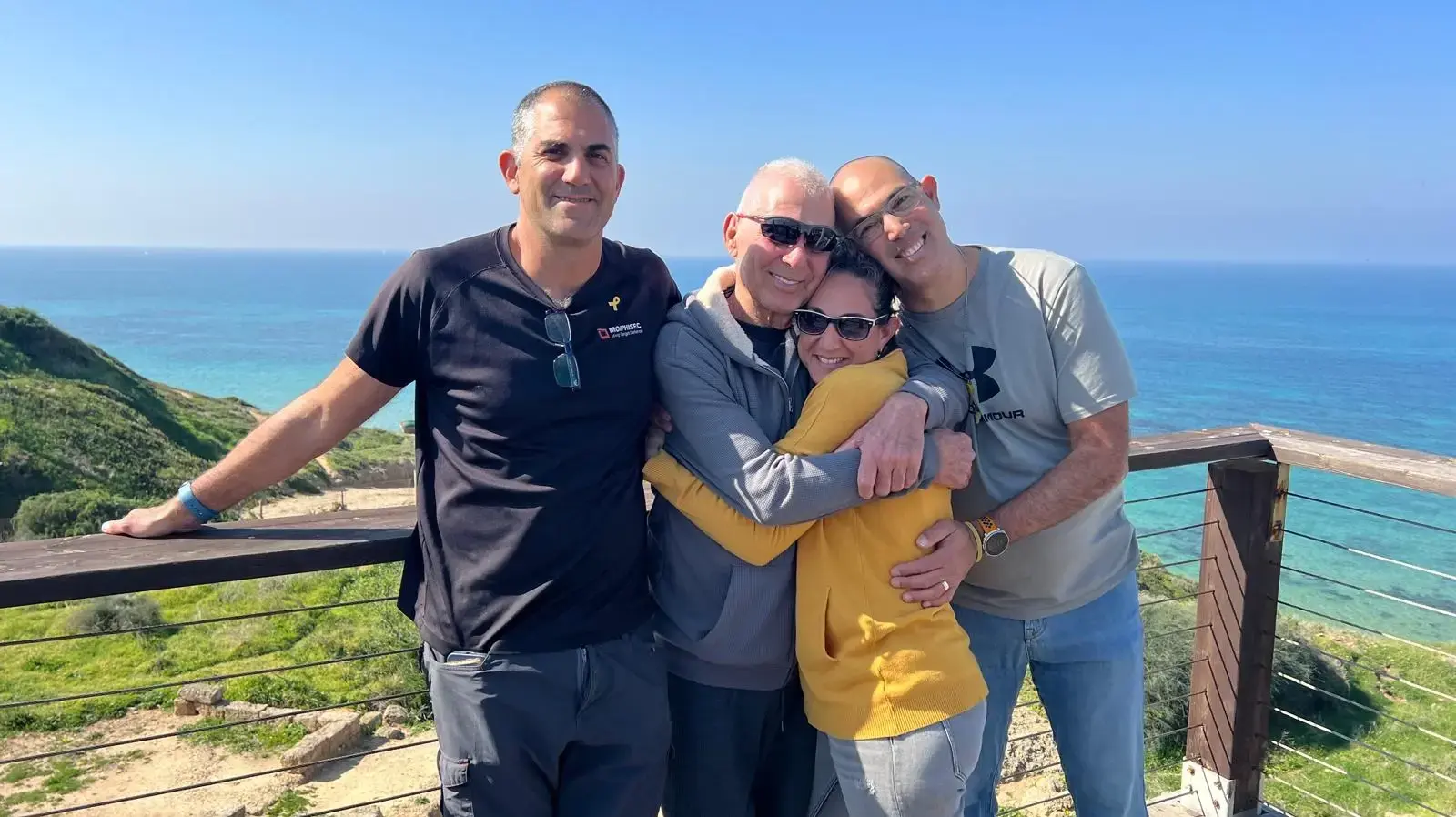 גדי מוזס לאחר שחרורו, עם ילדיו מורן, יאיר ועודד גדי מוזס לאחר שחרורו, עם ילדיו מורן, יאיר ועודד