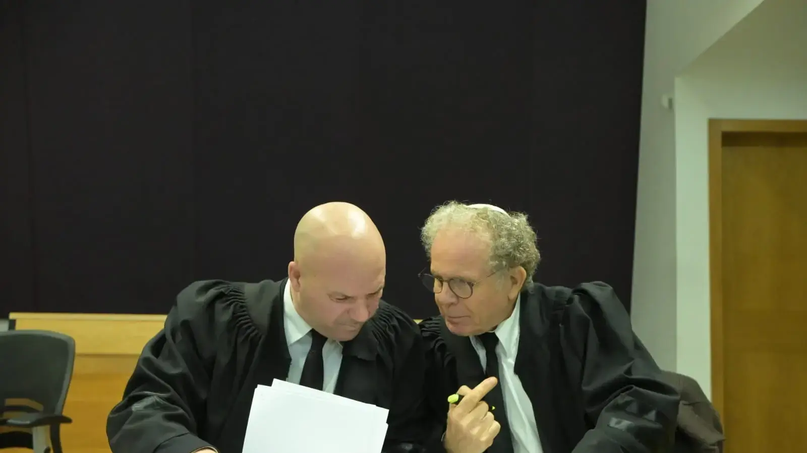עורכי דינו של ארי רוזנפלד המואשם בפרשת המסמכים המסווגים, בימ"ש מחוזי תל אביב, 6 בפבואר 2025 עורכי דינו של ארי רוזנפלד המואשם בפרשת המסמכים המסווגים, בימ"ש מחוזי תל אביב, 6 בפבואר 2025