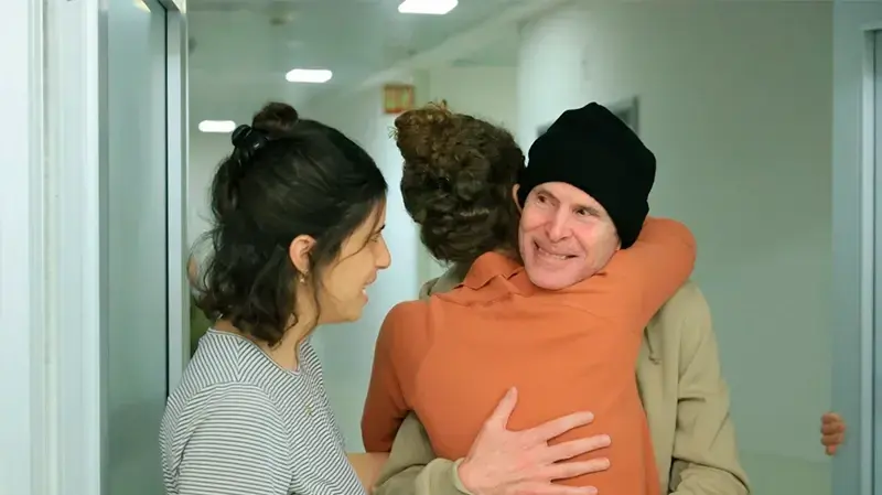 קית' סיגל מלווה באשתו אביבה במפגש ראשון ומרגש עם בנותיו: אילן, גל ושיר; ואחיו לי, בבית החולים איכילוב. קית' סיגל מלווה באשתו אביבה במפגש ראשון ומרגש עם בנותיו: אילן, גל ושיר; ואחיו לי, בבית החולים איכילוב.