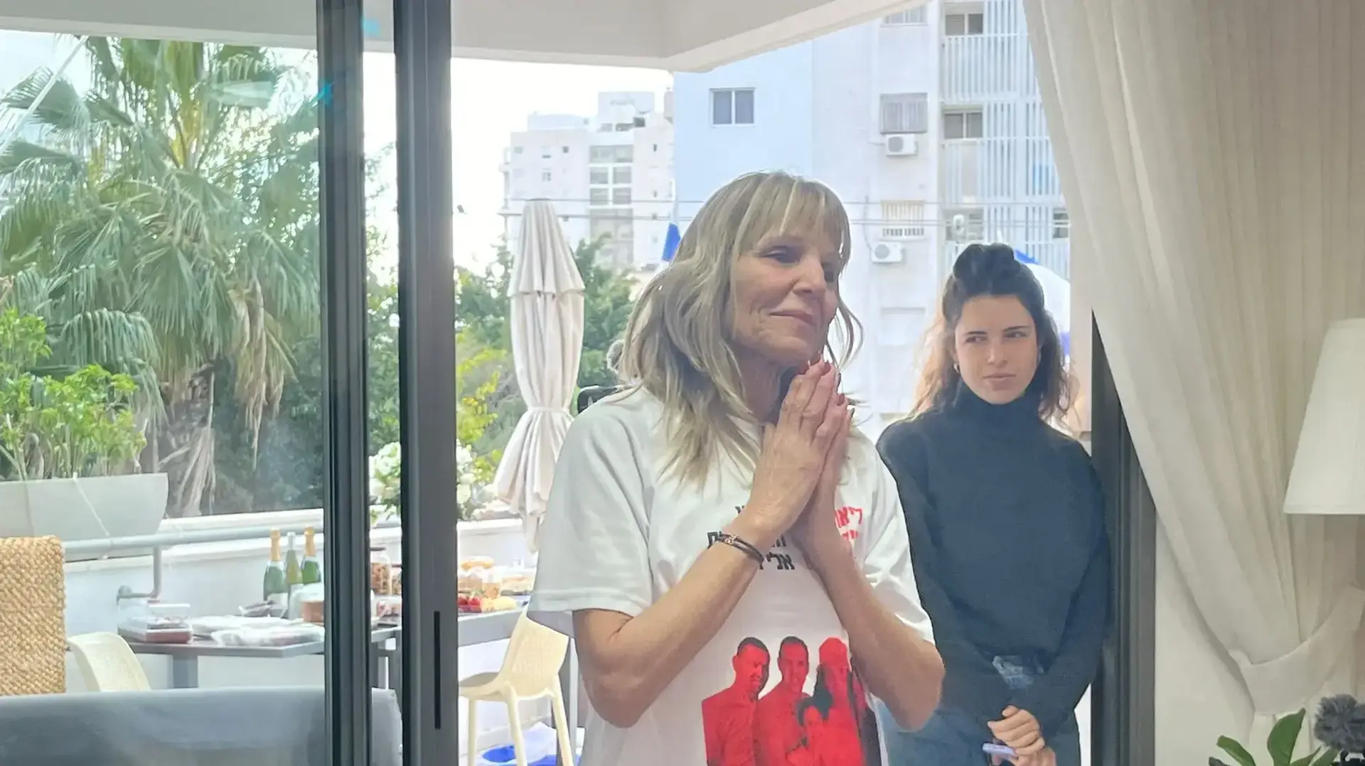 משפחתו של אלי שרעבי מתרגשת לקראת שחרורו, 8 בפברואר 2025 משפחתו של אלי שרעבי מתרגשת לקראת שחרורו, 8 בפברואר 2025