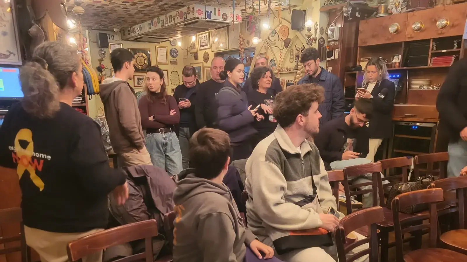 משפחתו וחבריו של אוהד בן עמי במסעדת אמורמיו לקראת שחרורו, 8 בפברואר 2025 משפחתו וחבריו של אוהד בן עמי במסעדת אמורמיו לקראת שחרורו, 8 בפברואר 2025