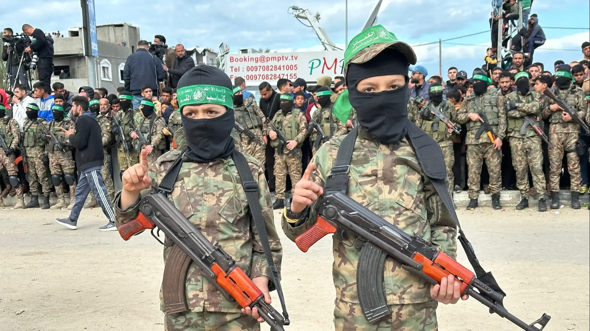 הערכות ארגון הטרור חמאס בדיר אל בלח טרם העברת המשוחררים לידי הצלב האדום.
הערכות ארגון הטרור חמאס בדיר אל בלח טרם העברת המשוחררים לידי הצלב האדום.