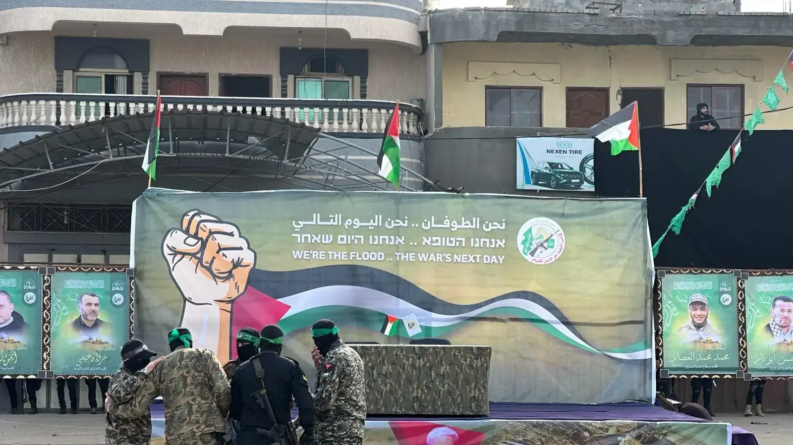 הערכות ארגון הטרור חמאס בדיר אל בלח טרם העברת המשוחררים לידי הצלב האדום. הערכות ארגון הטרור חמאס בדיר אל בלח טרם העברת המשוחררים לידי הצלב האדום.