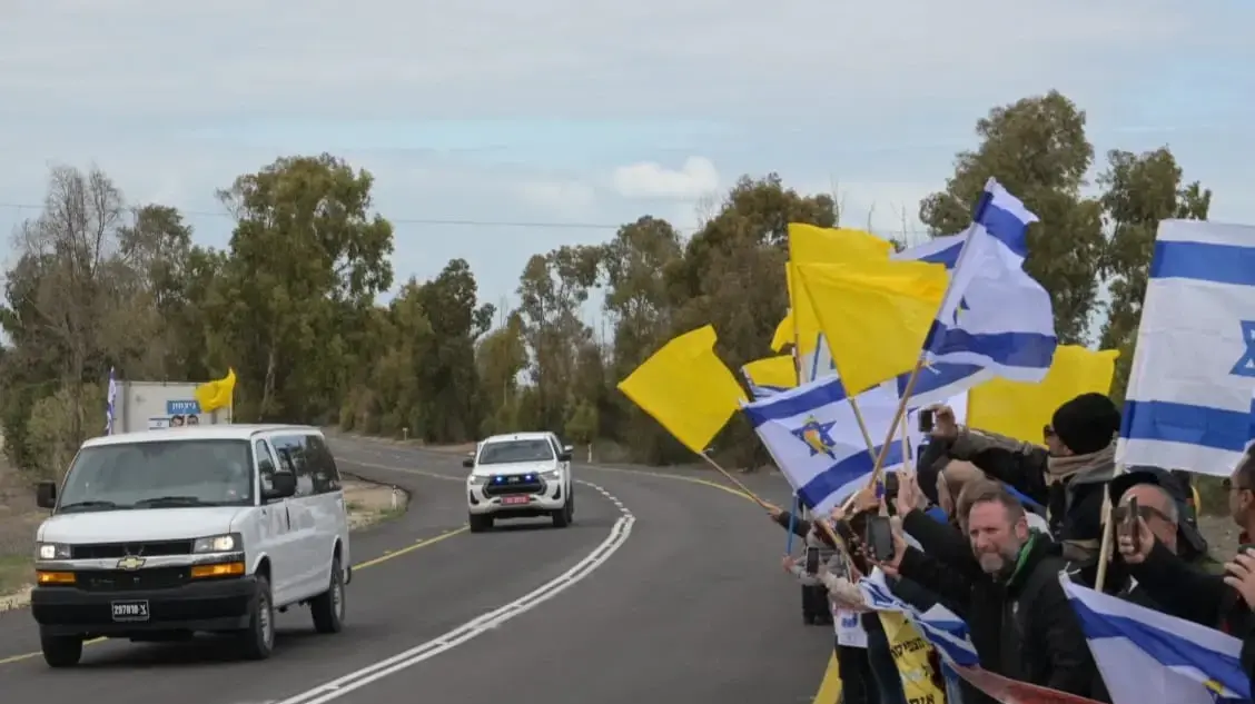 חברי קיבוץ בארי בכניסה למחנה רעים , 8 בפברואר 2025