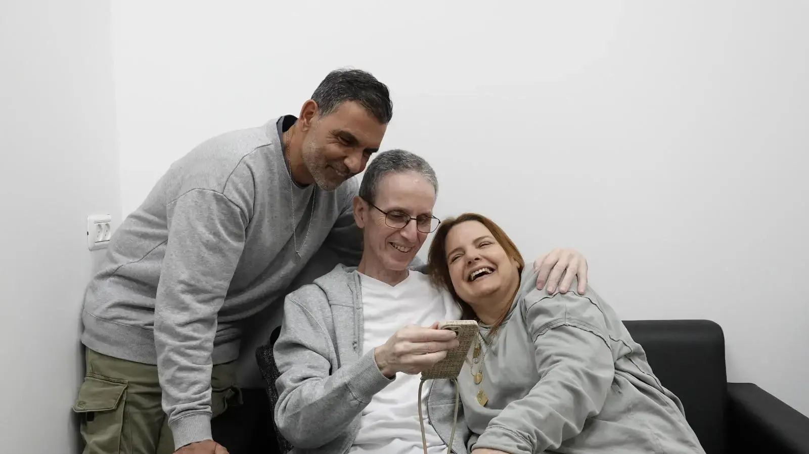 אוהד בן עמי עם רעייתו רז ואחיו קובי