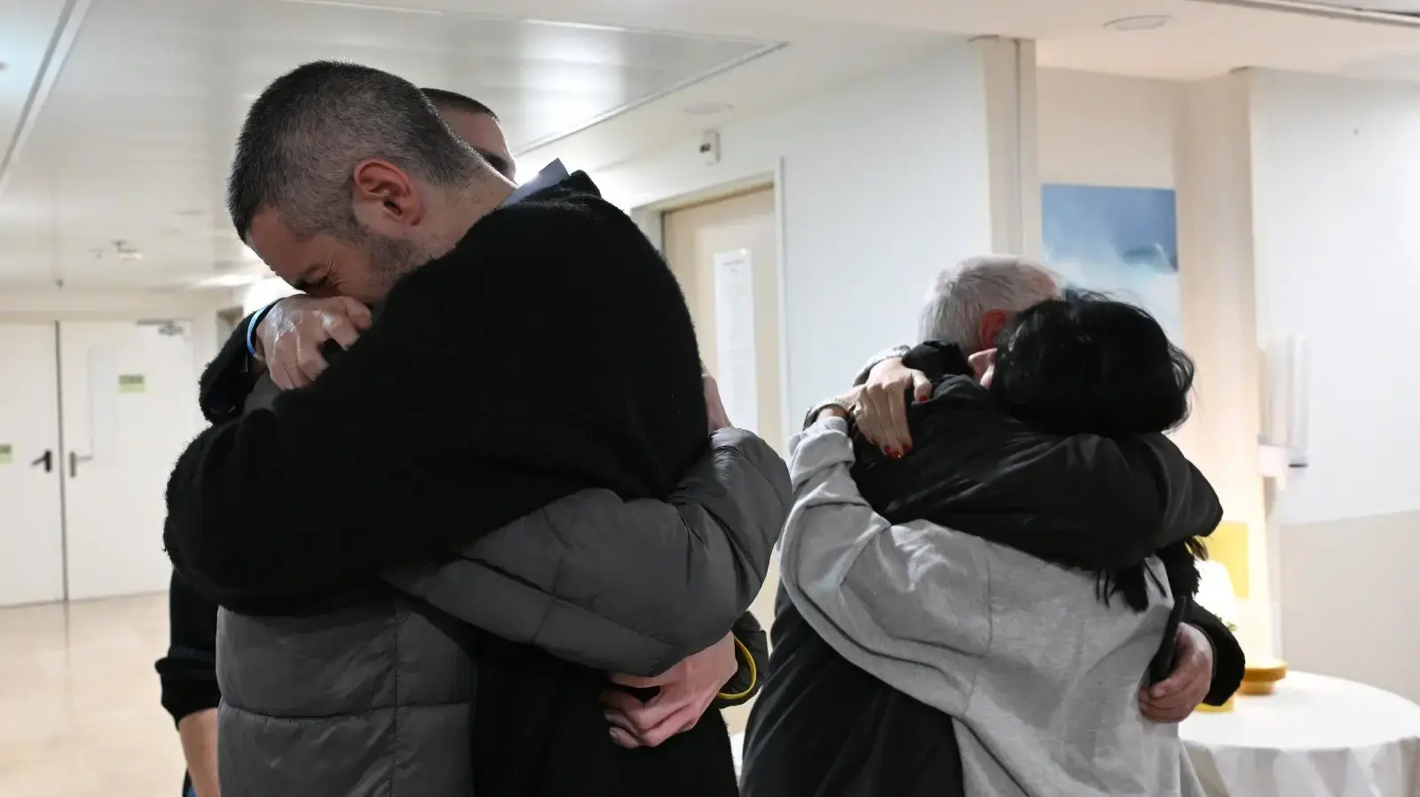 אור לוי במפגש המרגש עם בני משפחתו, עם הגעתו לבית החולים שיבא, 8 בפבואר 2025 אור לוי במפגש המרגש עם בני משפחתו, עם הגעתו לבית החולים שיבא, 8 בפבואר 2025