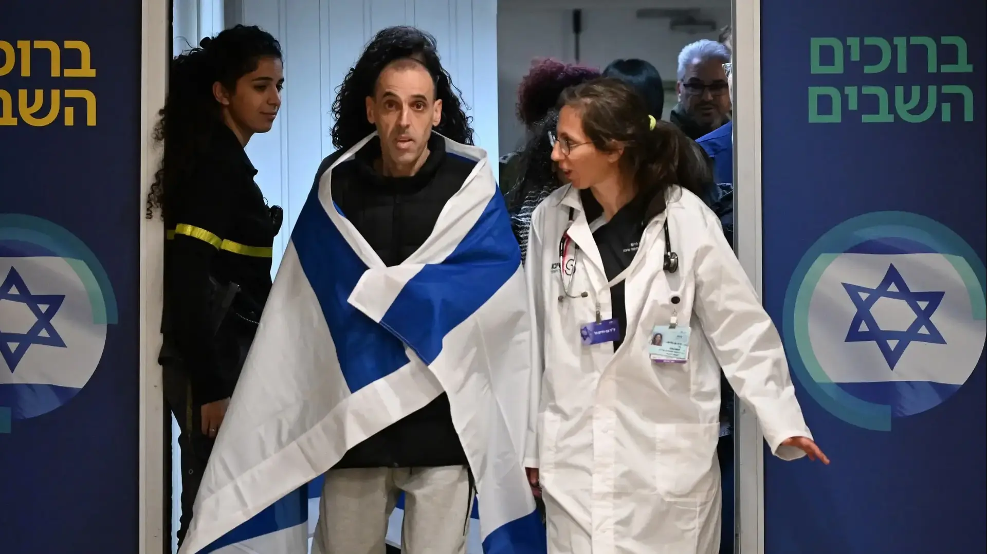 אלי שרעבי במפגש המרגש עם בני משפחתו, עם הגעתו לבית החולים שיבא, 8 בפבואר 2025 אלי שרעבי במפגש המרגש עם בני משפחתו, עם הגעתו לבית החולים שיבא, 8 בפבואר 2025