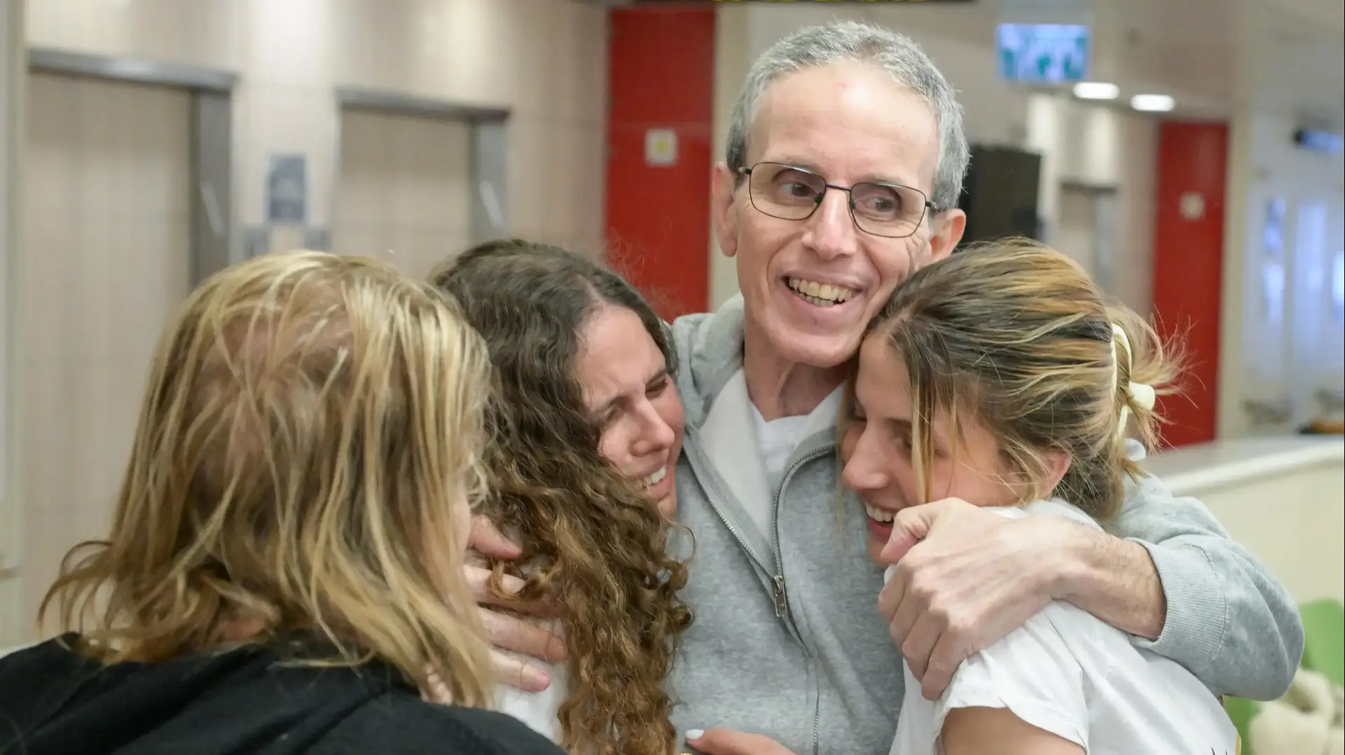 אוהד בן עמי במפגש המרגש עם בנותיו: יולי, נטלי ואלה, עם אמו אסתר ועם אחיו קובי, מלווה באשתו רז, בבית החולים איכילוב, 8 בפבואר 2025 אוהד בן עמי במפגש המרגש עם בנותיו: יולי, נטלי ואלה, עם אמו אסתר ועם אחיו קובי, מלווה באשתו רז, בבית החולים איכילוב, 8 בפבואר 2025