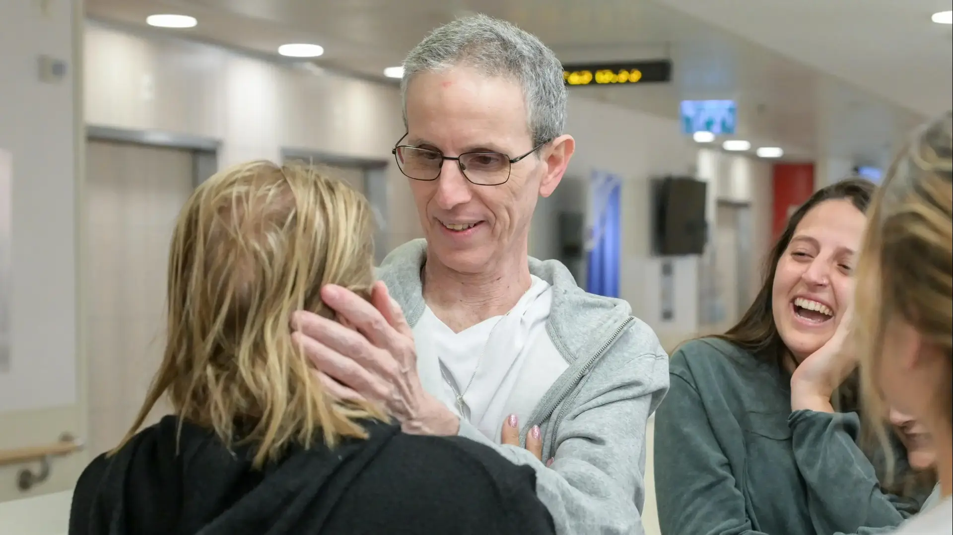 אוהד בן עמי במפגש המרגש עם בנותיו: יולי, נטלי ואלה, עם אמו אסתר ועם אחיו קובי, מלווה באשתו רז, בבית החולים איכילוב, 8 בפבואר 2025