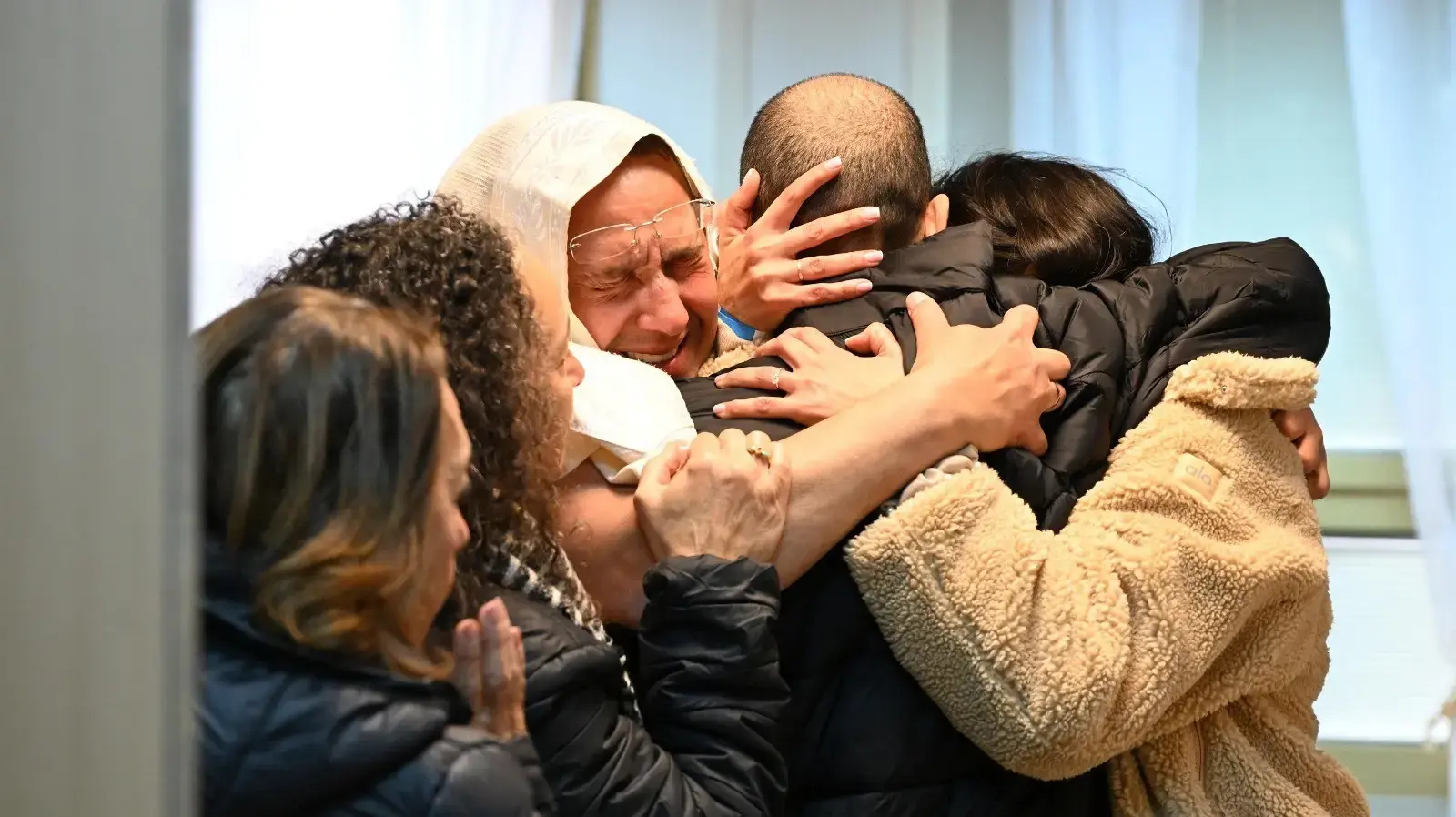 אלי שרעבי במפגש המרגש עם אחיו שרון ואחיותיו אסנת והילה, בבית החולים שיבא, 8 בפבואר 2025 אלי שרעבי במפגש המרגש עם אחיו שרון ואחיותיו אסנת והילה, בבית החולים שיבא, 8 בפבואר 2025