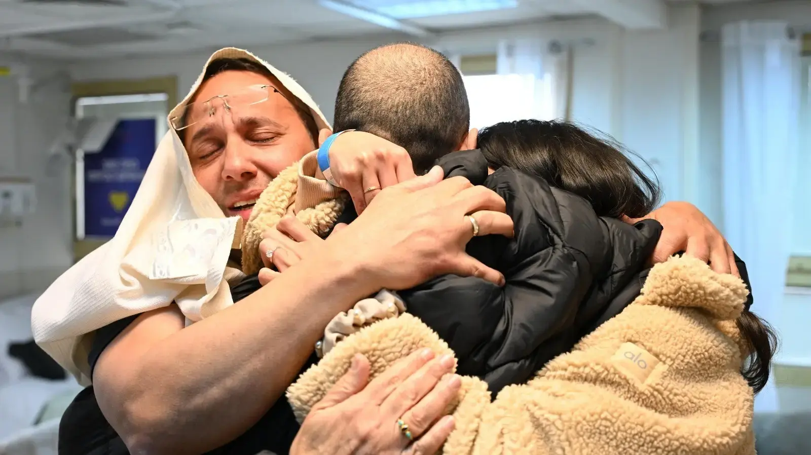 אלי שרעבי במפגש המרגש עם אחיו שרון ואחיותיו אסנת והילה, בבית החולים שיבא, 8 בפבואר 2025 אלי שרעבי במפגש המרגש עם אחיו שרון ואחיותיו אסנת והילה, בבית החולים שיבא, 8 בפבואר 2025