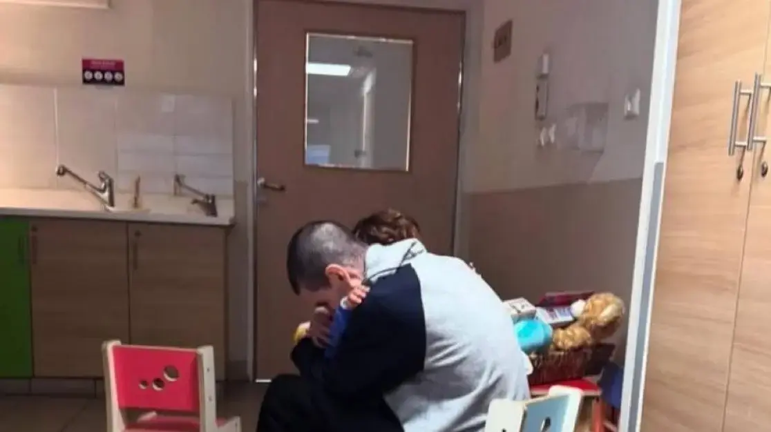 חיבוק קורע לב: אחרי 491 ימים, אלמוג בן ה-3 מתאחד עם אביו אור חיבוק קורע לב: אחרי 491 ימים, אלמוג בן ה-3 מתאחד עם אביו אור