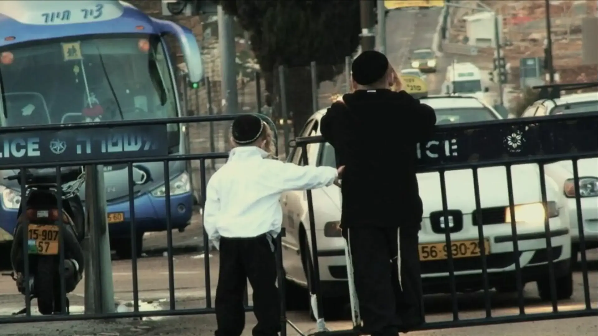 מתוך יצירת הוידאו "שבת 2008" של נירה פרג מתוך יצירת הוידאו "שבת 2008" של נירה פרג