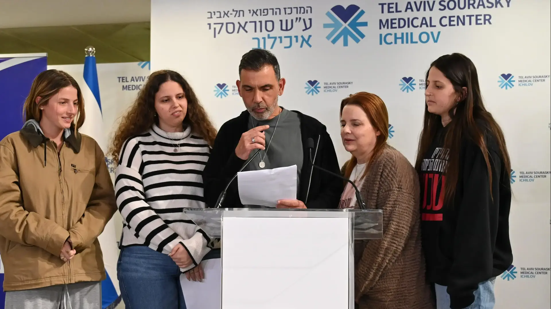 משפחתו של אוהד בן עמי בהצהרה לתקשורת, בית החולים איכילוב, 9 בפברואר 2025 משפחתו של אוהד בן עמי בהצהרה לתקשורת, בית החולים איכילוב, 9 בפברואר 2025