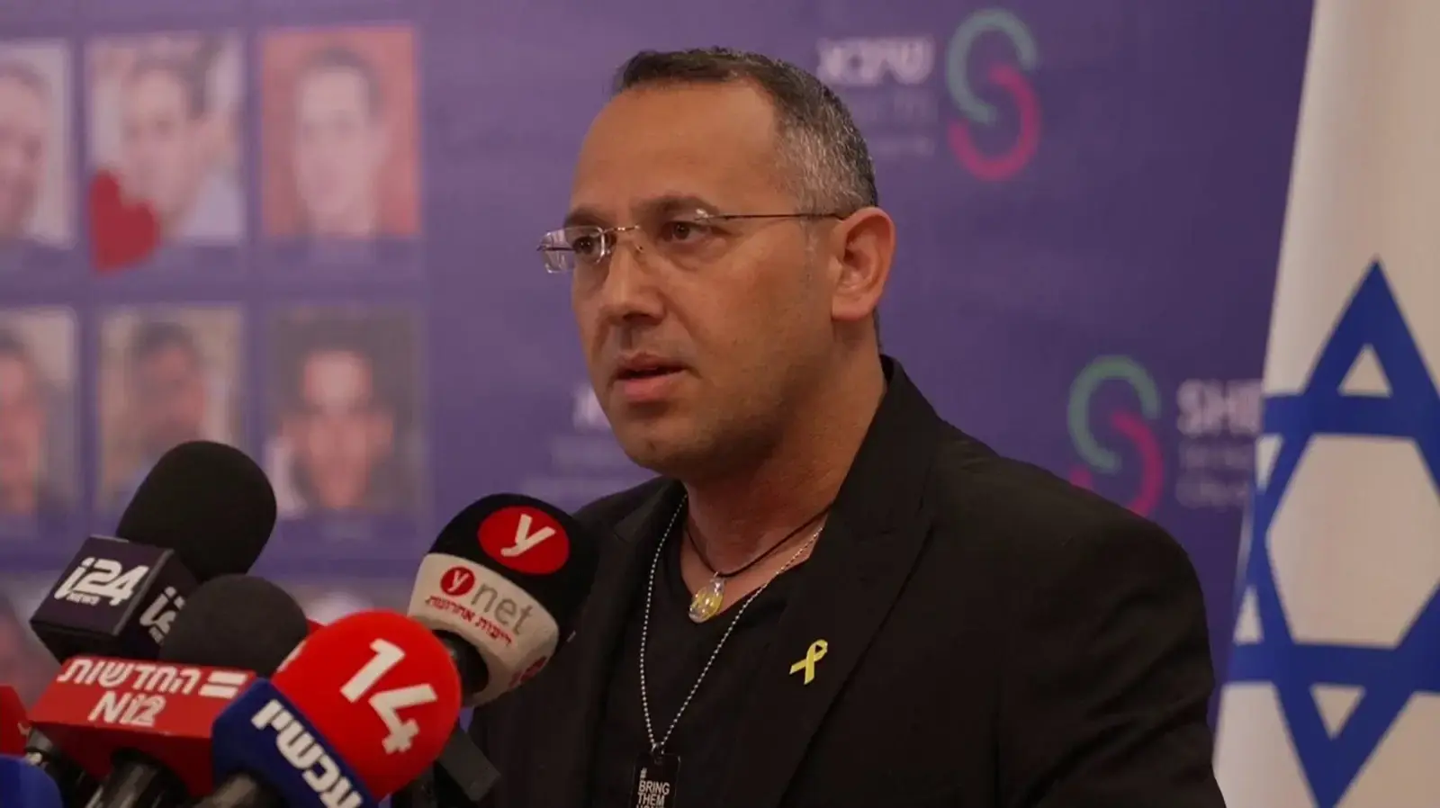 שרון שרעבי אחיו של אלי שרעבי בהצהרה לתקשורת, בית החולים שיבא, 9 בפברואר 2025 שרון שרעבי אחיו של אלי שרעבי בהצהרה לתקשורת, בית החולים שיבא, 9 בפברואר 2025