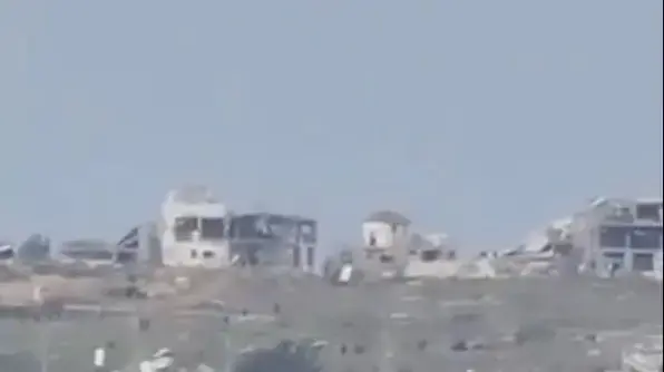 תושבים עזתים בקרבת הגדר באזור החיץ ליד ניר עוז תושבים עזתים בקרבת הגדר באזור החיץ ליד ניר עוז