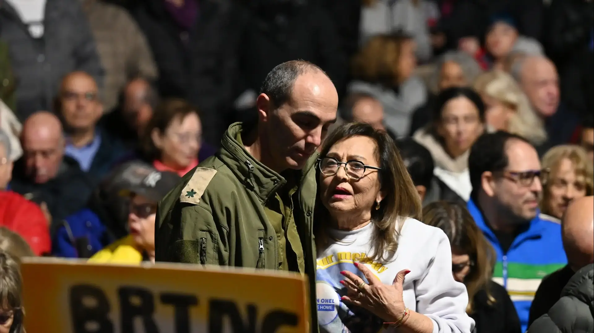 יום הולדת לחטוף אלון אהל בכיכר החטופים, 10 בפברואר 2025 יום הולדת לחטוף אלון אהל בכיכר החטופים, 10 בפברואר 2025