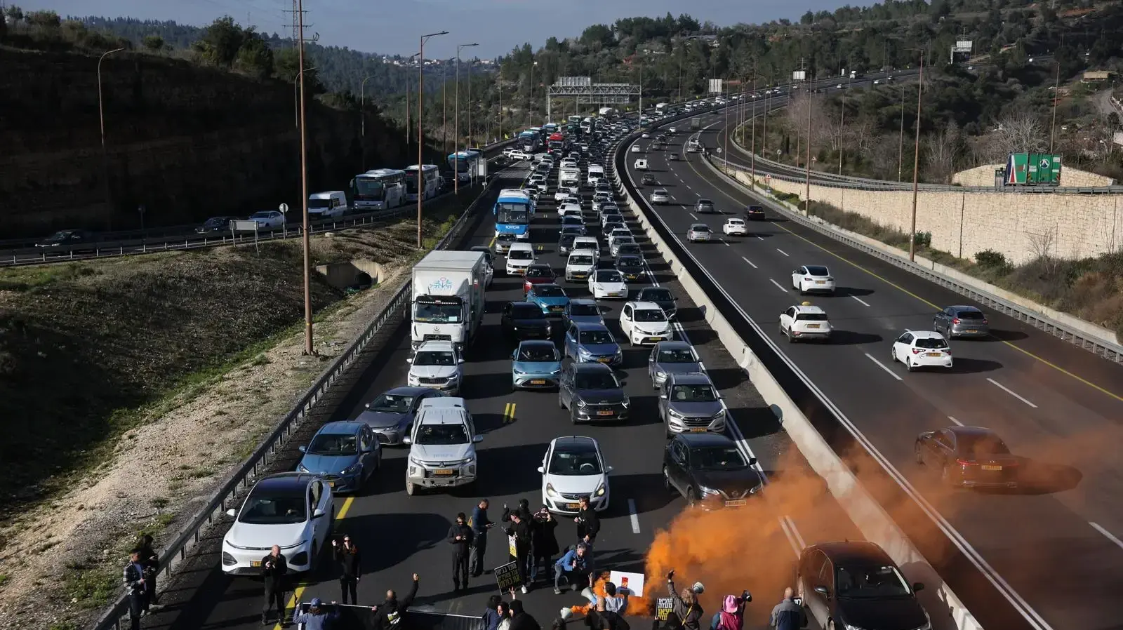 לפני כינוס הקבינט: משפחות חטופים יחד עם פעילים חוסמים את הדרך לירושלים, 11 בפברואר 2025 לפני כינוס הקבינט: משפחות חטופים יחד עם פעילים חוסמים את הדרך לירושלים, 11 בפברואר 2025
