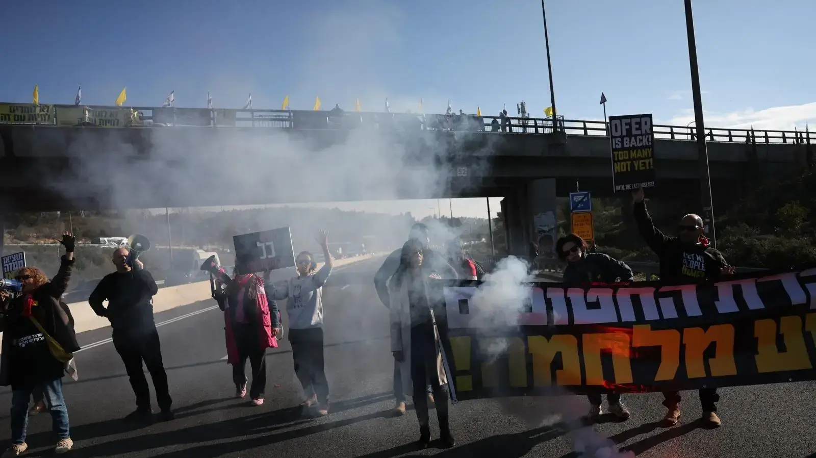 לפני כינוס הקבינט: משפחות חטופים יחד עם פעילים חוסמים את הדרך לירושלים, 11 בפברואר 2025 לפני כינוס הקבינט: משפחות חטופים יחד עם פעילים חוסמים את הדרך לירושלים, 11 בפברואר 2025