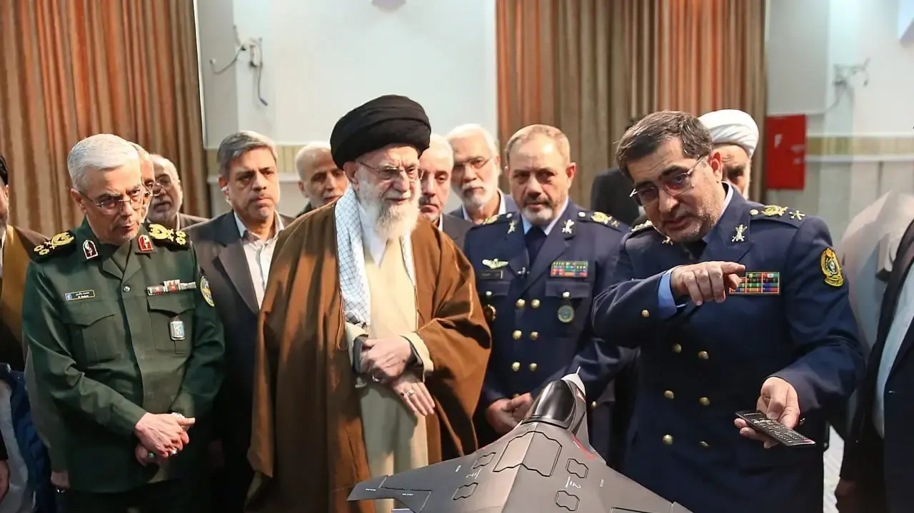 עלי ח'אמנאי,המנהיג העליון של איראן, ביקר בתערוכה בה הוצגו ההישגים ויכולות חדשים כמו טילים בליסטים, טילי שיוט, תחמושת חכמה, מל"טי-קרב, 12 בפברואר 2025 עלי ח'אמנאי,המנהיג העליון של איראן, ביקר בתערוכה בה הוצגו ההישגים ויכולות חדשים כמו טילים בליסטים, טילי שיוט, תחמושת חכמה, מל"טי-קרב, 12 בפברואר 2025