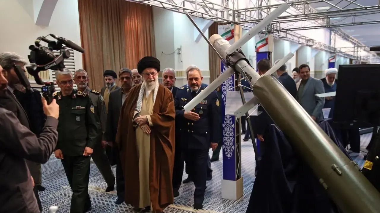 עלי ח'אמנאי,המנהיג העליון של איראן, ביקר בתערוכה בה הוצגו ההישגים ויכולות חדשים כמו טילים בליסטים, טילי שיוט, תחמושת חכמה, מל"טי-קרב, 12 בפברואר 2025 עלי ח'אמנאי,המנהיג העליון של איראן, ביקר בתערוכה בה הוצגו ההישגים ויכולות חדשים כמו טילים בליסטים, טילי שיוט, תחמושת חכמה, מל"טי-קרב, 12 בפברואר 2025