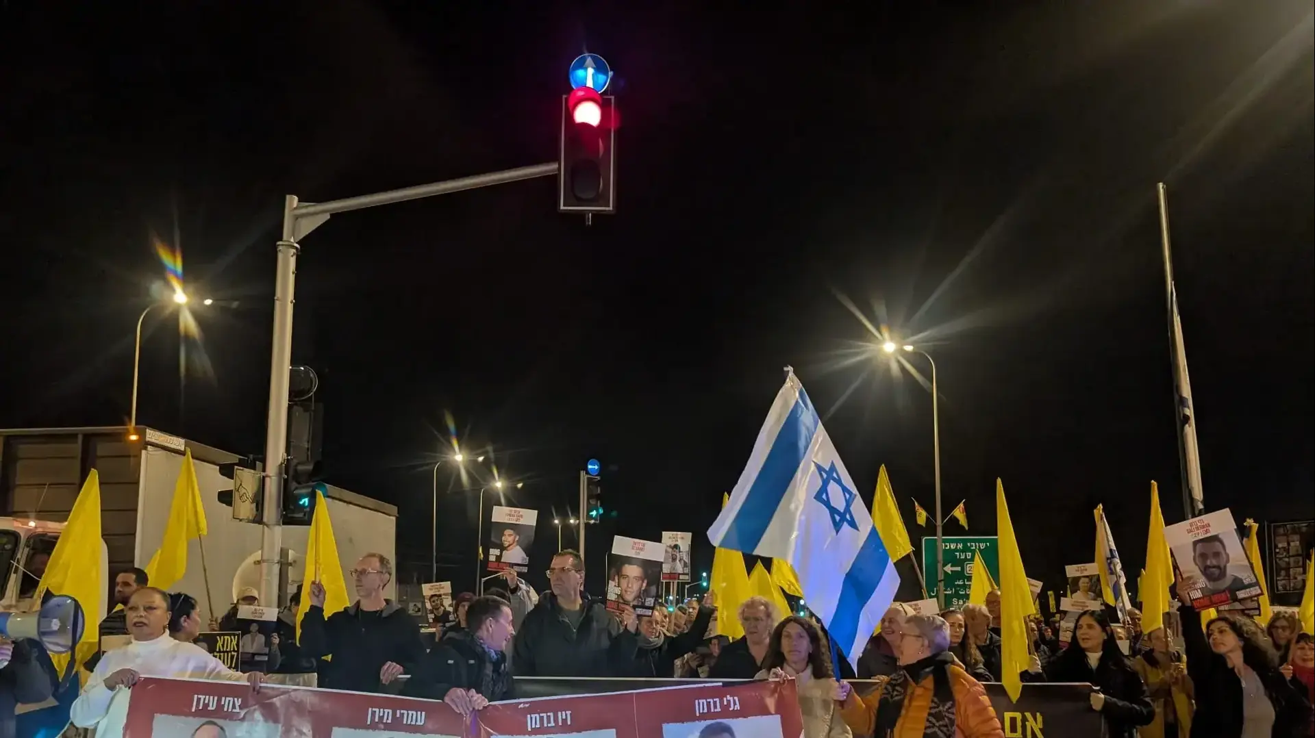 תושבי עוטף עזה בהפגנה בשער הנגב, 11 בפברואר 2025 תושבי עוטף עזה בהפגנה בשער הנגב, 11 בפברואר 2025