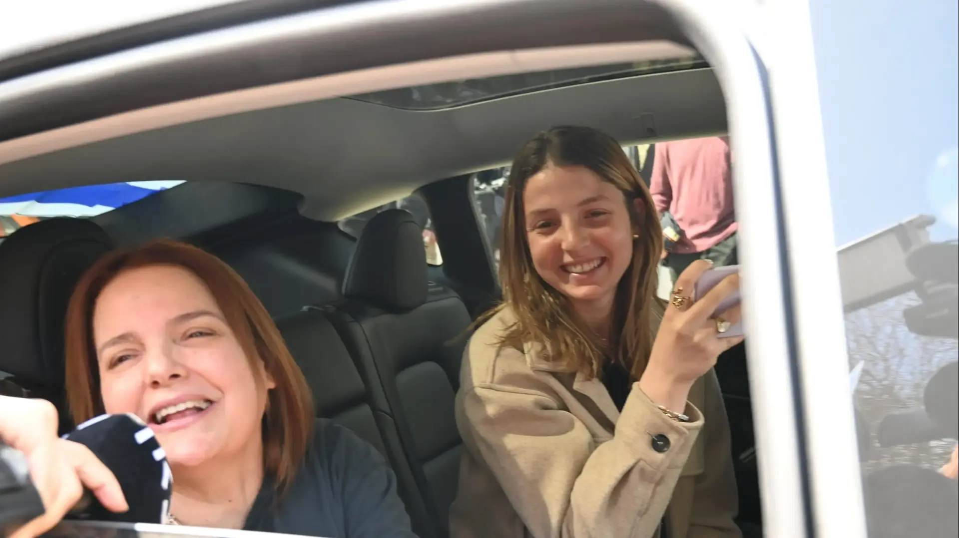 עשרות מגיעים לפגוש את אוהד בן עמי המשתחרר הביתה , 13 בפברואר 2025