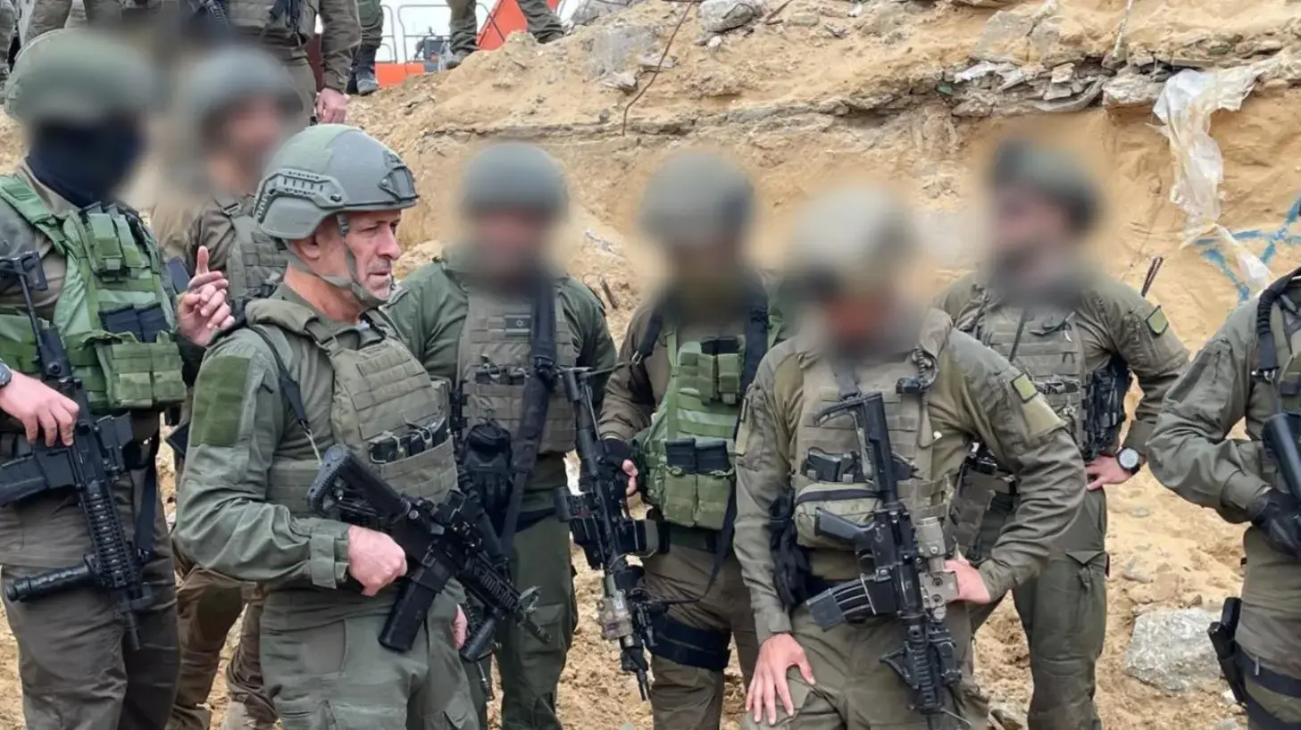ראש השב״כ, רונן בר בסיור בדרום רצועת עזה יחד עם ראש מרחב דרום בשב״כ, 13 בפברואר 2025 ראש השב״כ, רונן בר בסיור בדרום רצועת עזה יחד עם ראש מרחב דרום בשב״כ, 13 בפברואר 2025
