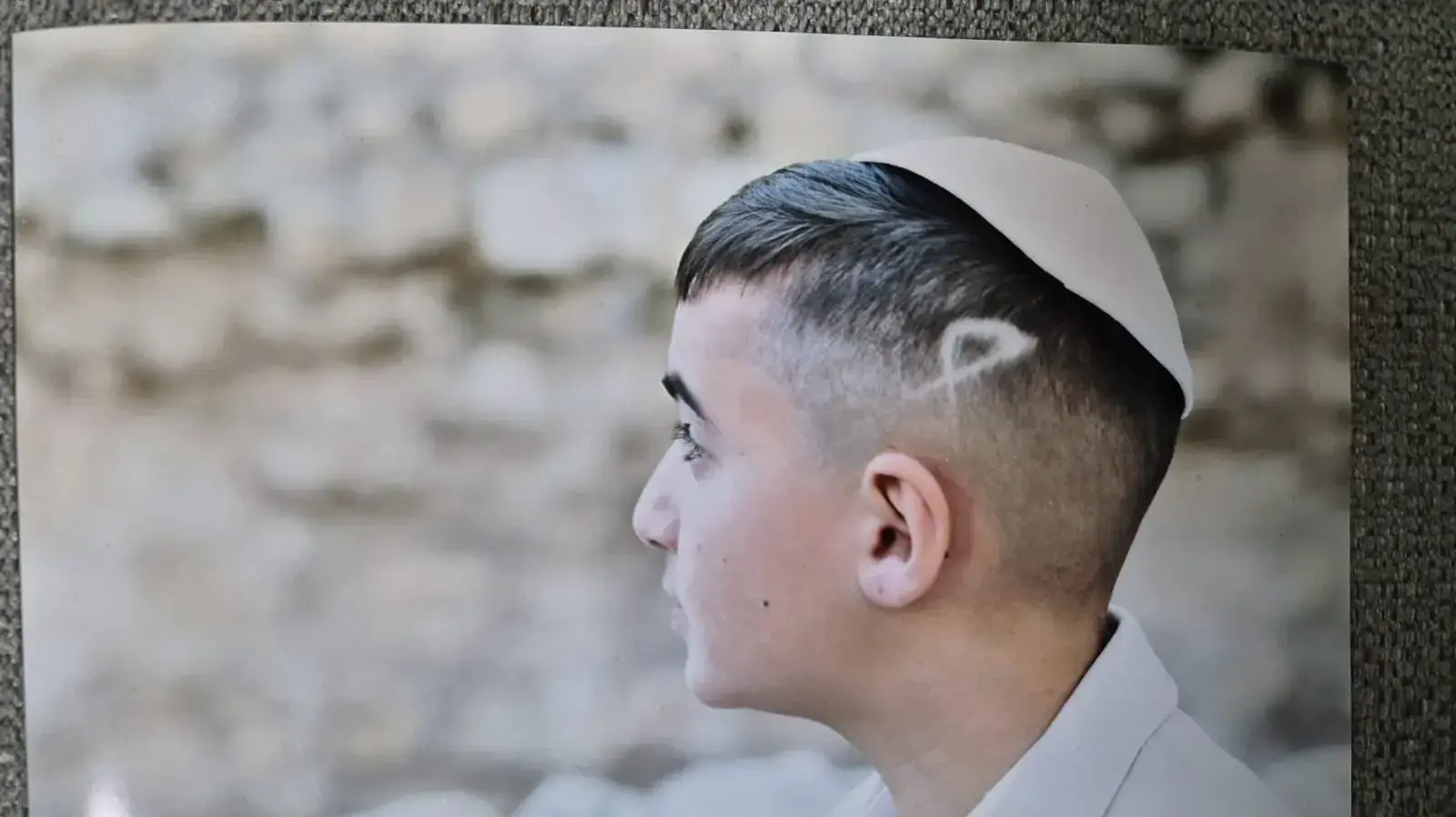 סמל החטופים בתספורת , רום איתו במחשבות בראש סמל החטופים בתספורת , רום איתו במחשבות בראש