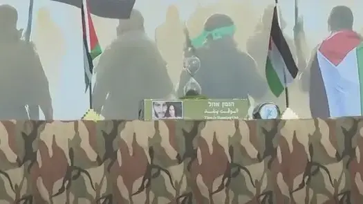 שעון חול על גבי תמונה של מתן ועינב צנגאוקר ועליו נכתב "הזמן אוזל", על הבמה במקום בו ישוחררו בקרוב שלושת החטופים שעון חול על גבי תמונה של מתן ועינב צנגאוקר ועליו נכתב "הזמן אוזל", על הבמה במקום בו ישוחררו בקרוב שלושת החטופים