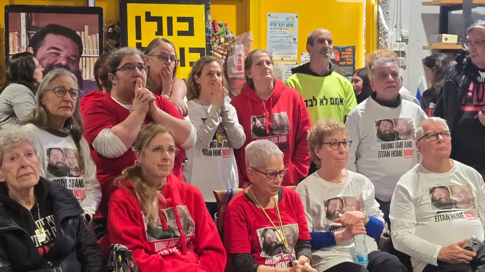 חברים של יאיר הורן וקהילת כפר סבא ממתינים לשחרורו, כפר סבא, 15 בפברואר 2025 חברים של יאיר הורן וקהילת כפר סבא ממתינים לשחרורו, כפר סבא, 15 בפברואר 2025
