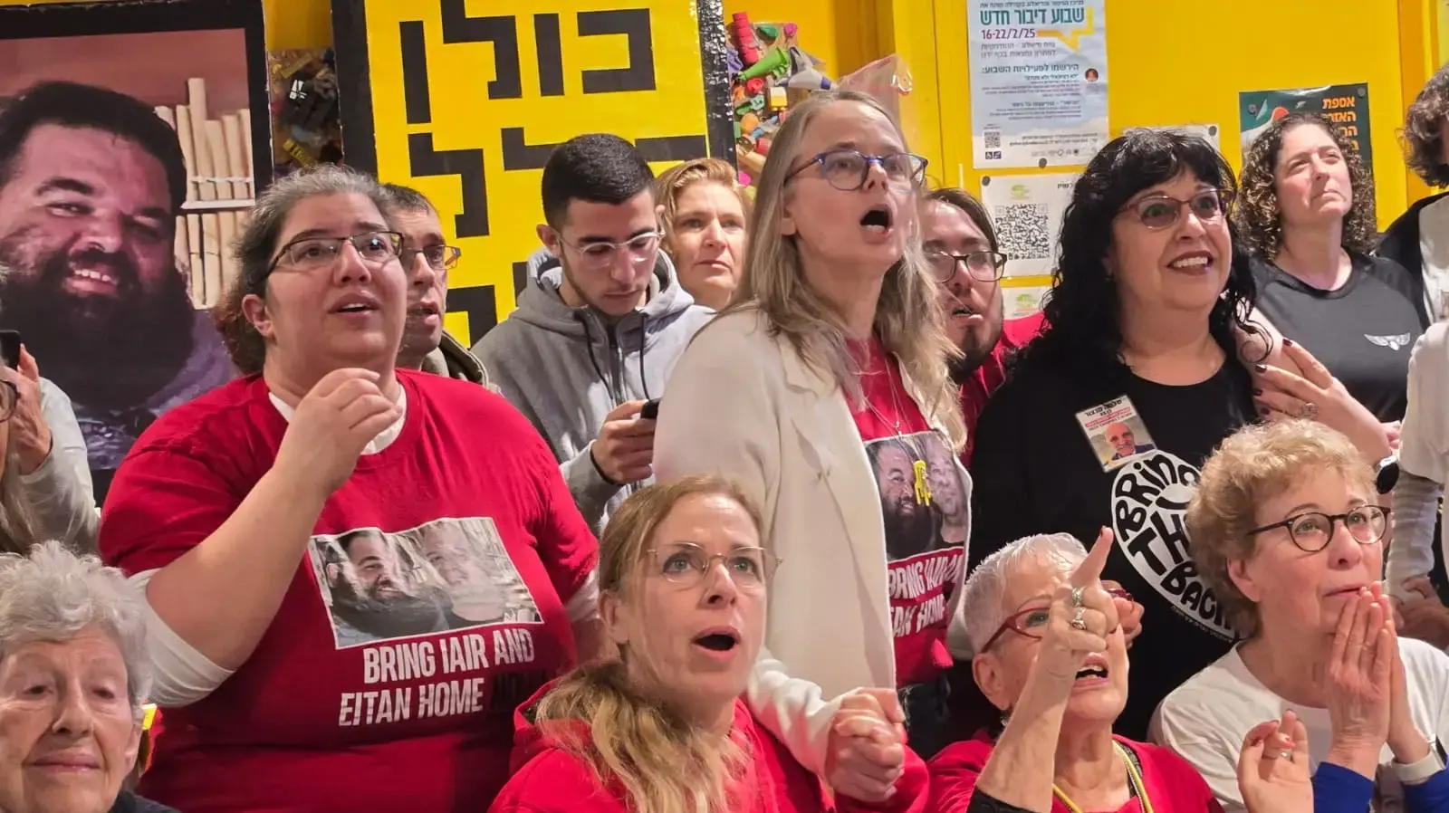 חברים של יאיר הורן וקהילת כפר סבא ממתינים לשחרורו, כפר סבא, 15 בפברואר 2025 חברים של יאיר הורן וקהילת כפר סבא ממתינים לשחרורו, כפר סבא, 15 בפברואר 2025