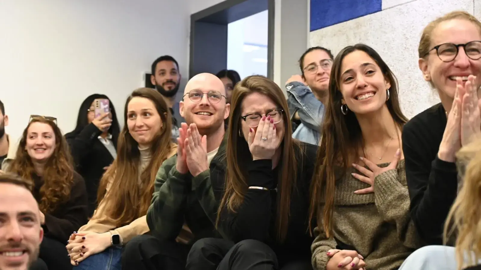 חבריו של סשה טרופנוב צופים בשחרורו, כפר המכביה, 15 בפברואר 2025 חבריו של סשה טרופנוב צופים בשחרורו, כפר המכביה, 15 בפברואר 2025