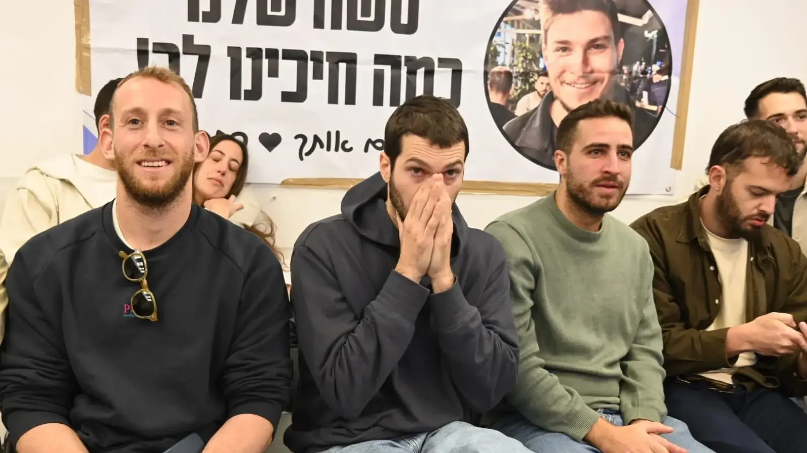 חבריו של סשה טרופנוב צופים בשחרורו, כפר המכביה, 15 בפברואר 2025 חבריו של סשה טרופנוב צופים בשחרורו, כפר המכביה, 15 בפברואר 2025