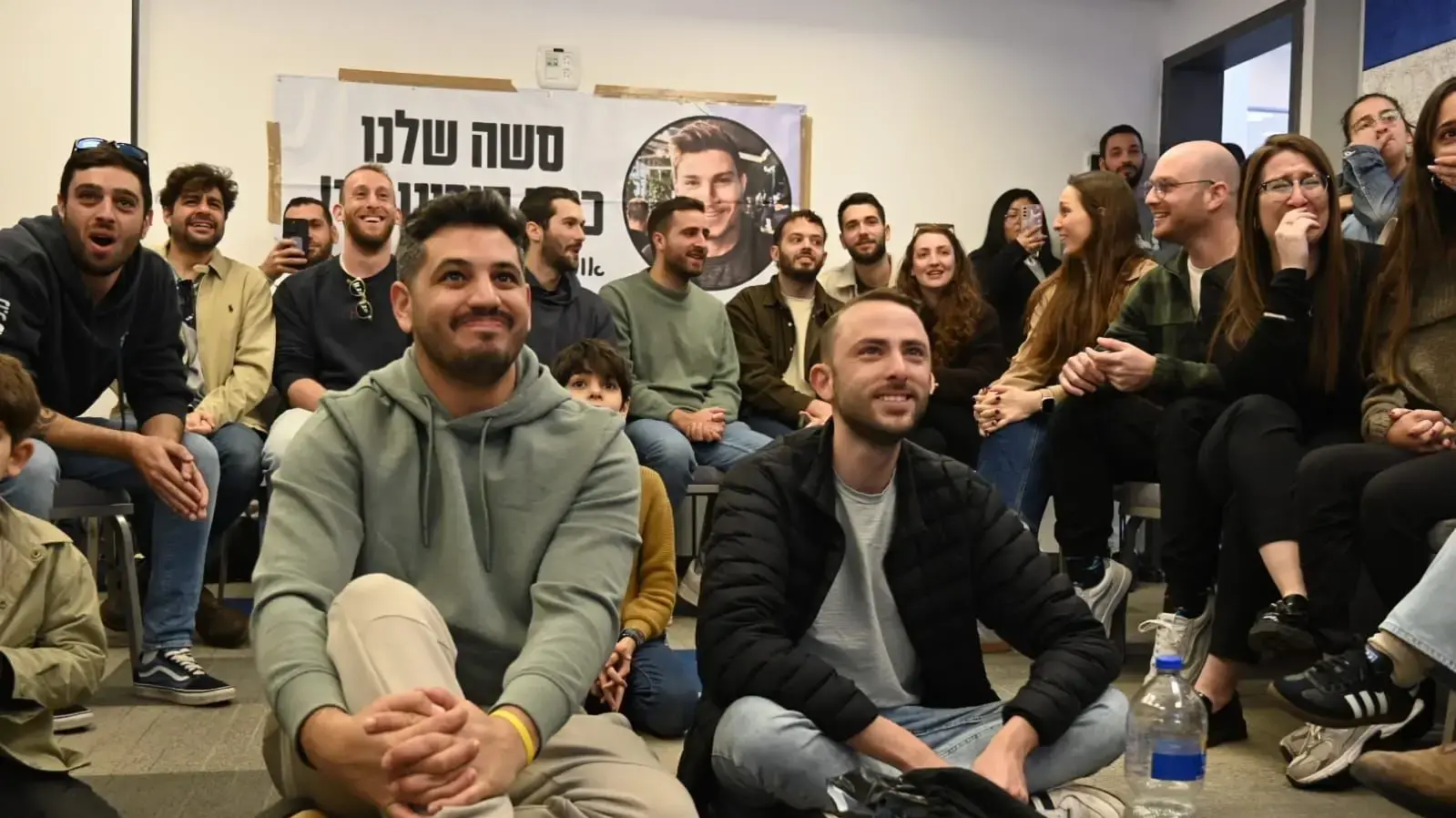 חבריו של סשה טרופנוב צופים בשחרורו, כפר המכביה, 15 בפברואר 2025 חבריו של סשה טרופנוב צופים בשחרורו, כפר המכביה, 15 בפברואר 2025
