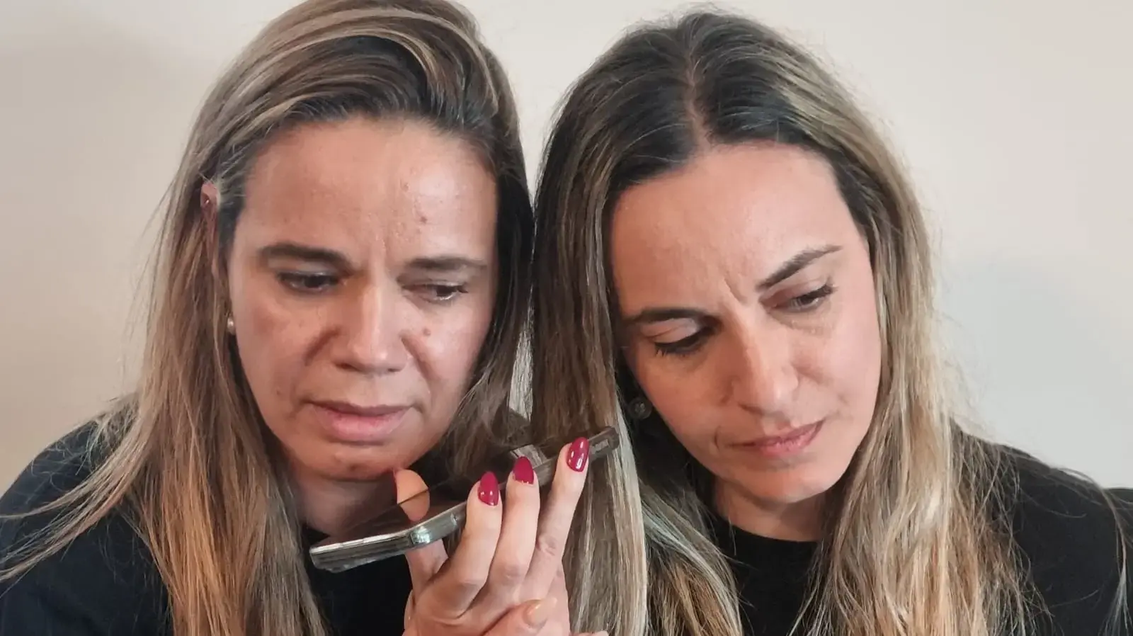גיסותיו של שגיא דקל חן צופות בשחרורו, 15 בפברואר 2025 גיסותיו של שגיא דקל חן צופות בשחרורו, 15 בפברואר 2025