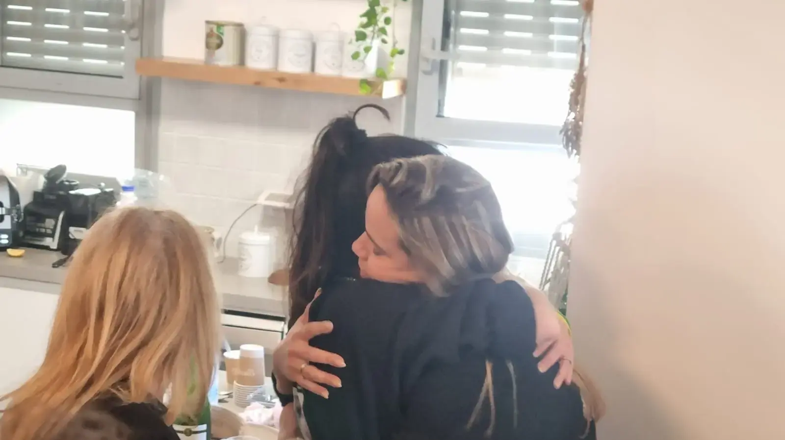 גיסותיו של שגיא דקל חן צופות בשחרורו, 15 בפברואר 2025 גיסותיו של שגיא דקל חן צופות בשחרורו, 15 בפברואר 2025