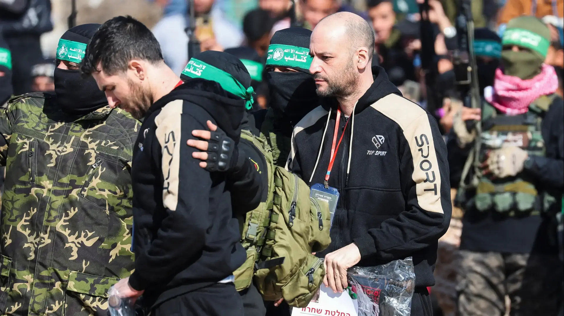 העברת החטופים המשוחררים סשה אלכסנדר טרופנוב, שגיא דקל חן ויאיר הורן לידיי הצלב האדום, חאן יונס, 15 בפברואר 2025 העברת החטופים המשוחררים סשה אלכסנדר טרופנוב, שגיא דקל חן ויאיר הורן לידיי הצלב האדום, חאן יונס, 15 בפברואר 2025