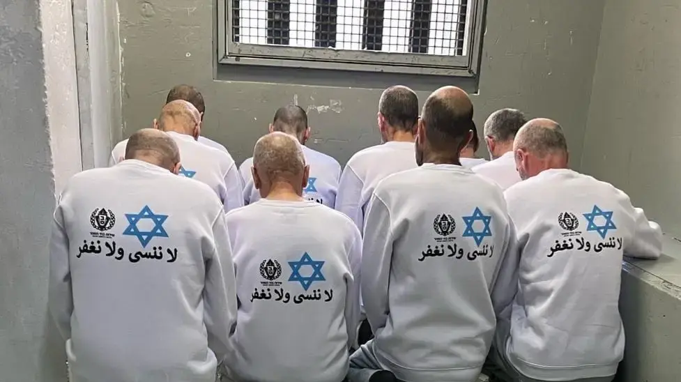 כיתוב על חולצות האסירים המשוחררים: "לא נשכח ולא נסלח"