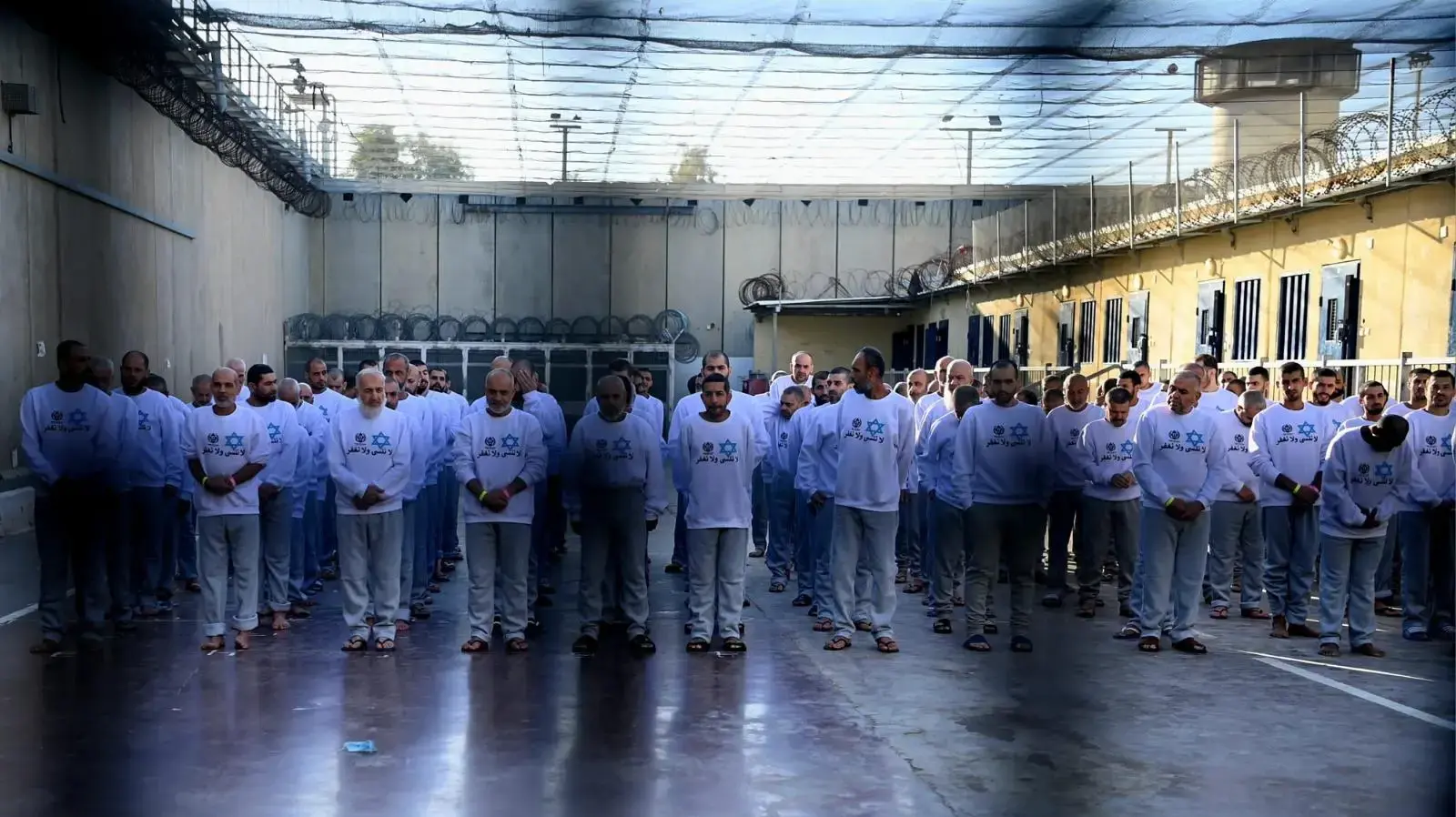 האסירים המשוחררים במסגרת העסקה לבושים בביגוד עם סימן מגן דוד והכיתוב "לא נשכח ולא נסלח"
