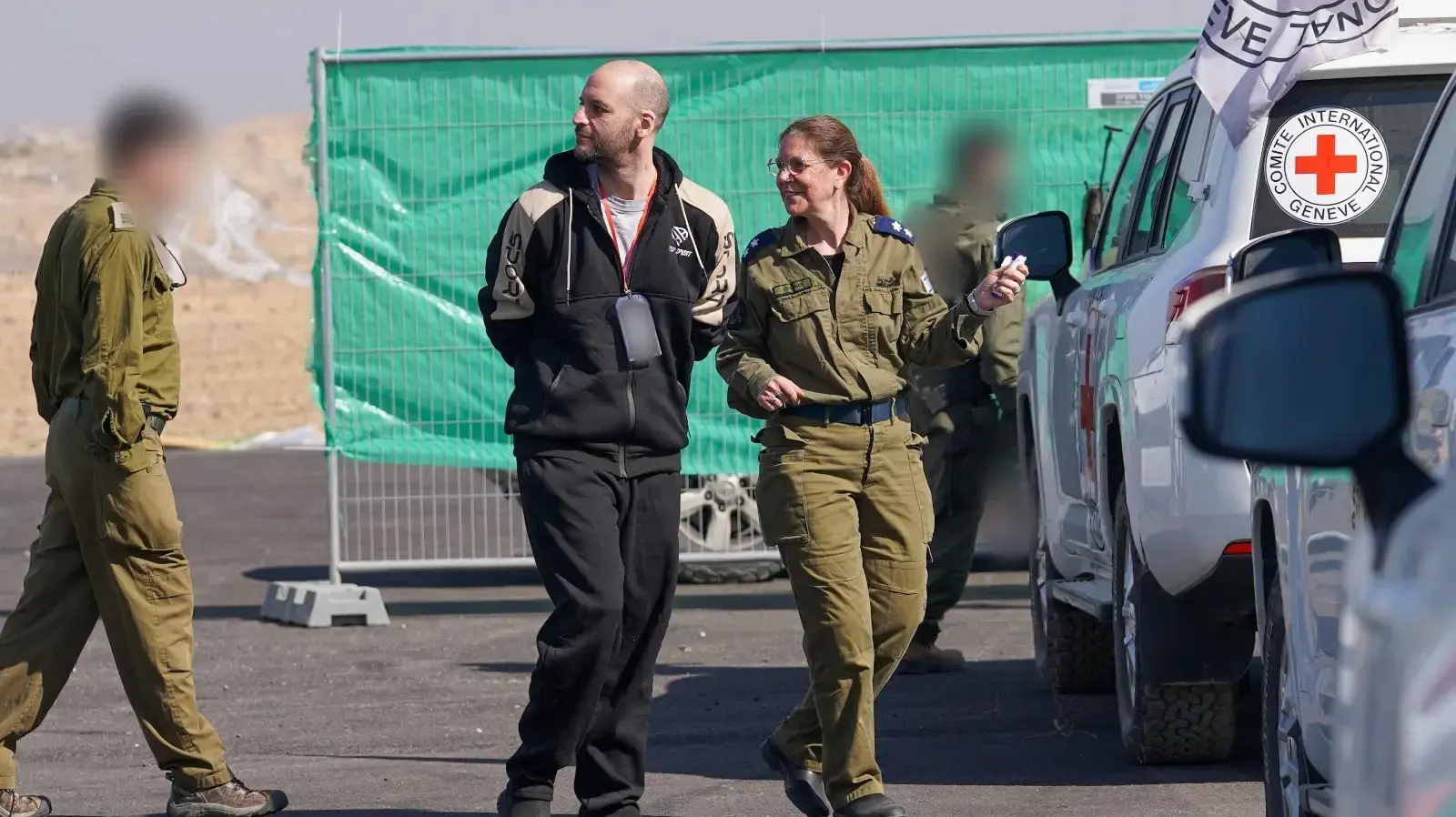 יאיר הורן עובר לידי כוח צה"ל יאיר הורן עובר לידי כוח צה"ל