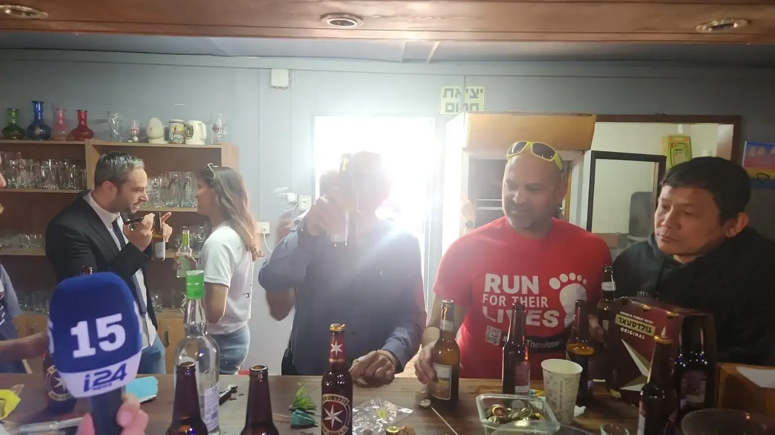 קהילת ניר עוז צופה וחוגגת את שובו של יאיר הורן, בפאב בניר עוז, 15 בפברואר 2025 קהילת ניר עוז צופה וחוגגת את שובו של יאיר הורן, בפאב בניר עוז, 15 בפברואר 2025