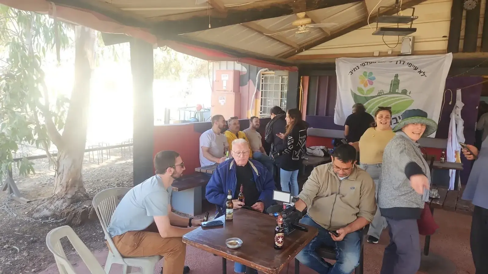 קהילת ניר עוז צופה וחוגגת את שובו של יאיר הורן, בפאב בניר עוז, 15 בפברואר 2025 קהילת ניר עוז צופה וחוגגת את שובו של יאיר הורן, בפאב בניר עוז, 15 בפברואר 2025
